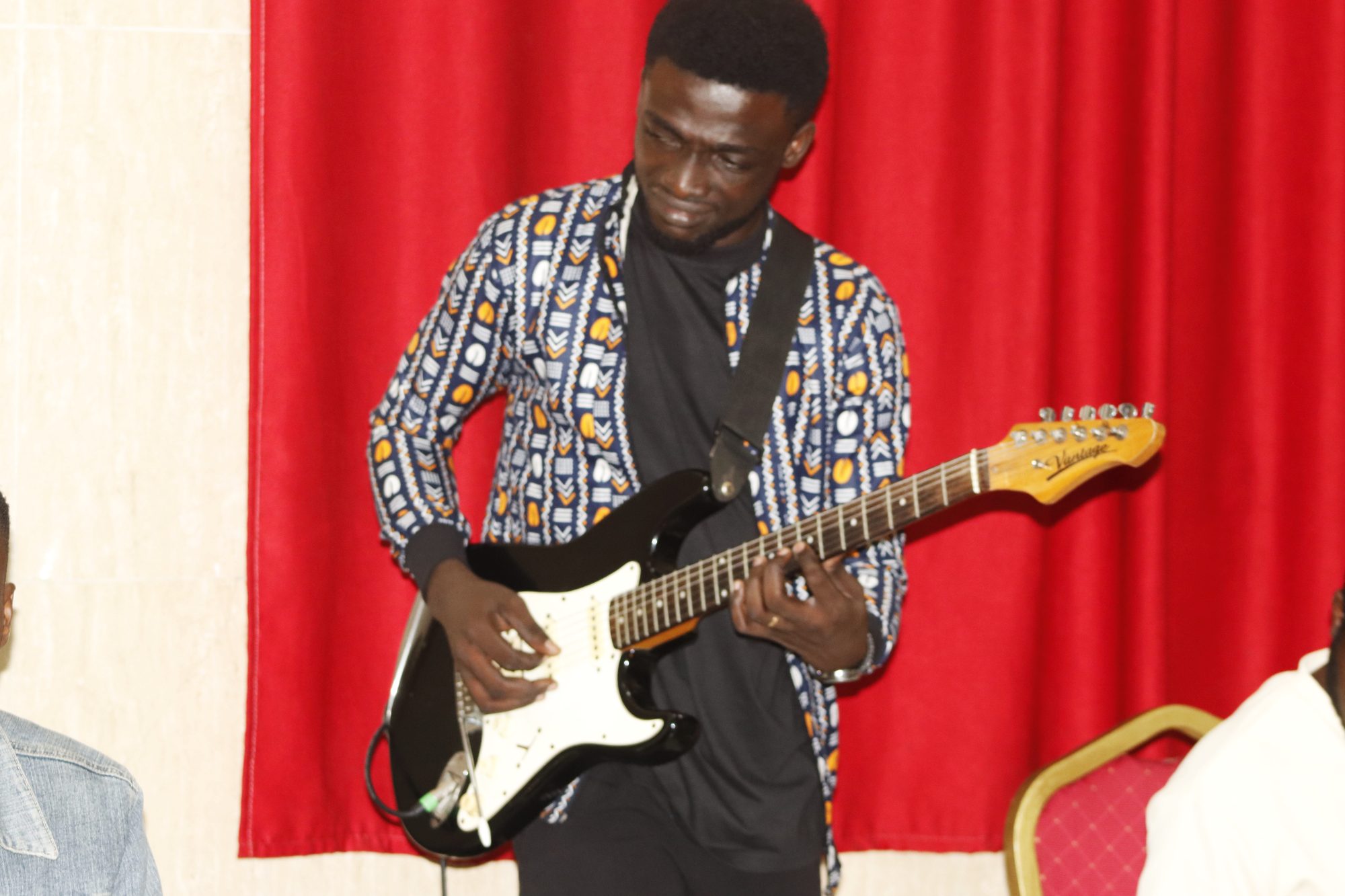 Un guitariste dirigeant la louange